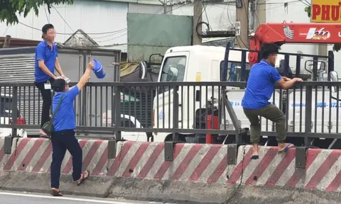 Những người coi thường mạng sống khi băng ngang quốc lộ 1 rồi leo dải phân cách 'cho nhanh'