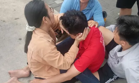 CLIP: Kịp thời cứu thanh niên có ý định nhảy xuống sông Sài Gòn tự tử