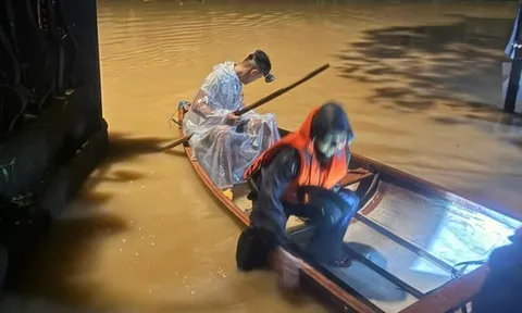 Mưa to, thủy điện xả nước, người dân Đà Nẵng chạy lũ trong đêm
