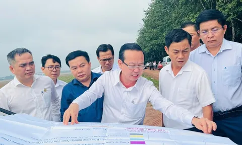 Phó Chủ tịch UBND TP HCM Bùi Minh Thạnh khảo sát dự án đường Vành đai 4 - TP HCM