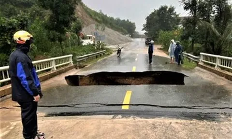 'Hố tử thần' xuất hiện trên cầu sau mưa lớn ở Đà Nẵng, nuốt chửng xe máy