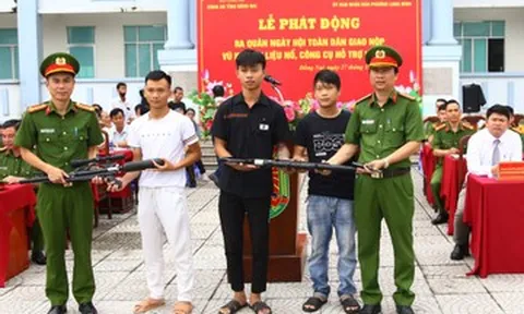 Tưởng bị phạt khi nộp vũ khí, người dân bất ngờ nhận quà chăm sóc sức khỏe
