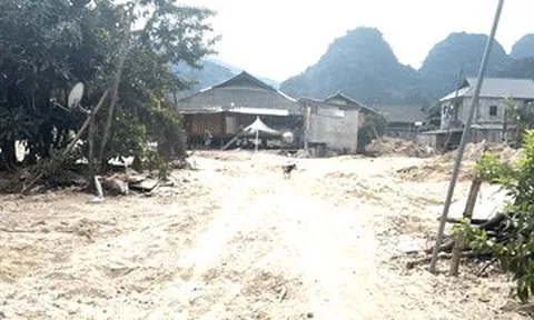 Ngỡ ngàng khung cảnh ngôi làng có 'mỏ vàng' trôi về sau mưa lũ