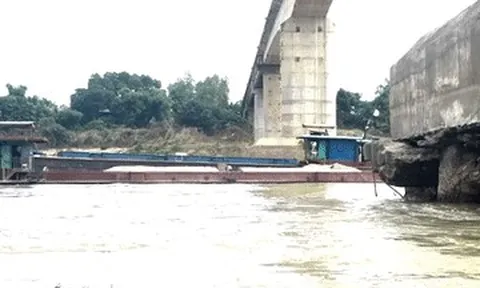 Trụ cầu ở Phú Thọ lộ cảnh 'rợn người', cuộc sống của nghìn dân bị xáo trộn