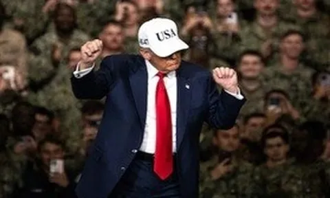 Tổng thống Trump nhảy cùng lính Mỹ trên tàu sân bay ở Nhật Bản