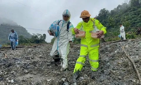 Dùng thiết bị bay mang lương thực, hàng hóa tiếp tế tài xế mắc kẹt ở đèo Lò Xo