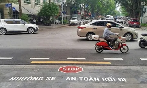 Hà Nội thí điểm sơn chữ 'Dừng lại' trên đường để nhắc tài xế giảm tốc