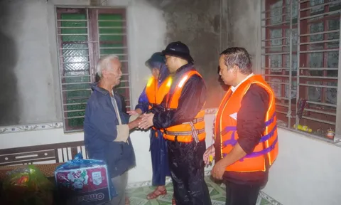 Bộ Tư lệnh Vùng Cảnh sát biển 2 thăm người dân "rốn lũ" Huế