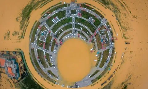 Cảnh tượng 'xứ Huế thơ mộng' giữa bốn bề biển nước nhìn từ trên cao