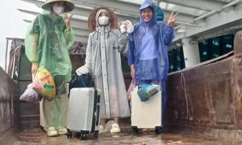 Khách Hà Nội đi công nông ra sân bay Huế hôm mưa lũ, lái xe không lấy tiền