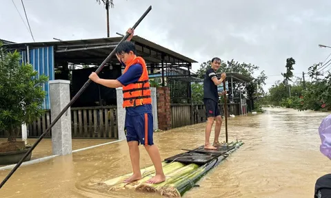 Xã ven sông Thu Bồn ngập 95%, bè chuối thành thuyền vượt lũ của dân