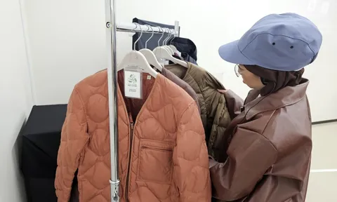 Cận cảnh quy trình 'hồi sinh' hàng triệu áo lông vũ cũ tại nhà máy tái chế ở Nhật Bản