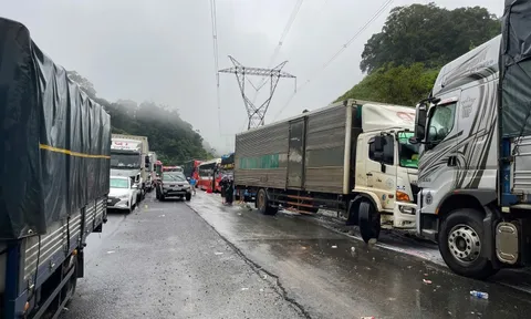 Thông xe một phần đèo Lò Xo, 30 tài xế được giải cứu