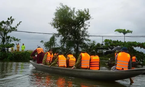 Phó Thủ tướng ngồi đò vượt lũ thăm người dân Quảng Trị