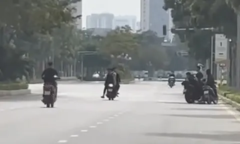 Phụ huynh bị phạt vì để con 'bốc đầu' xe máy trên đường ở Hà Nội