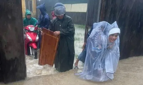 Mưa lớn ở Hà Tĩnh, hàng trăm hộ dân phải sơ tán khẩn cấp