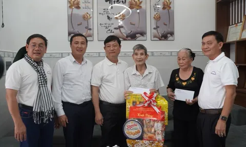 Đoàn công tác Đảng ủy các cơ quan Đảng TP HCM thăm, tặng quà gia đình chính sách tại Côn Đảo