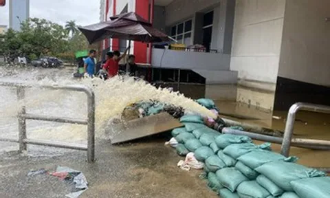 Tình cảnh ‘trớ trêu’ của người dân Huế khi lũ rút