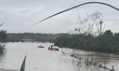 Hơn 100 người đang tìm kiếm bé gái 10 tuổi bị lũ cuốn