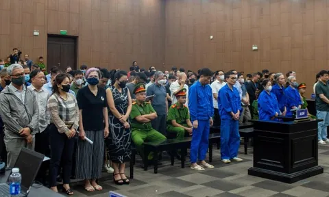 Khai đánh bạc 61 lần ở khách sạn Pullman vì “tò mò”, cựu phó trưởng phòng bị chủ toạ hỏi lại 1 câu đứng hình