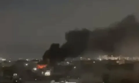 Cháy lớn kho phế liệu kèm tiếng nổ, người dân TPHCM bế con tháo chạy