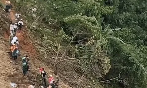 Hơn 100 người mở đường mòn, gùi lương thực cho 1.700 người bị cô lập do sạt lở