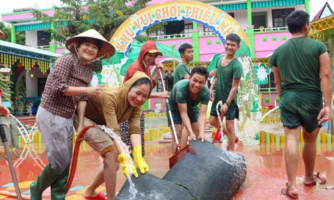 Bộ đội 'tiếp sức' trường mầm non vùng rốn lũ Đà Nẵng dọn bùn đón trẻ trở lại