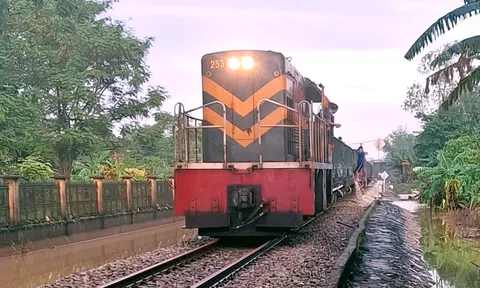 Thông tuyến đường sắt Bắc - Nam qua Huế sau 3 ngày ách tắc