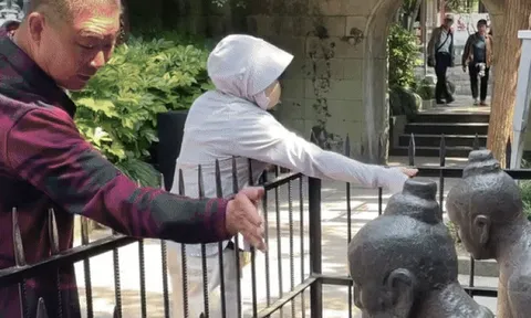 Vì sao bức tượng ở tư thế quỳ gối cúi đầu bị du khách đánh tát liên tục?