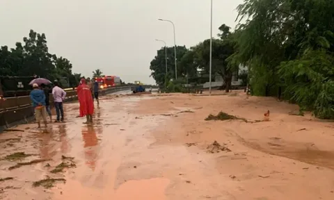 Mưa lớn làm tràn cát xuống Quốc lộ 1, sạt lở tuyến cao tốc Vĩnh Hảo - Phan Thiết