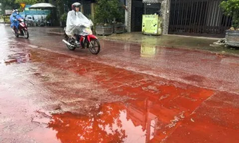Chất lỏng màu đỏ như máu phủ kín mặt đường, người dân hoang mang