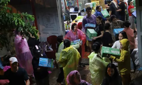 Người dân đội mưa, cùng nhau chuyển hàng cứu trợ kịp chuyến xe từ TP HCM ra miền Trung