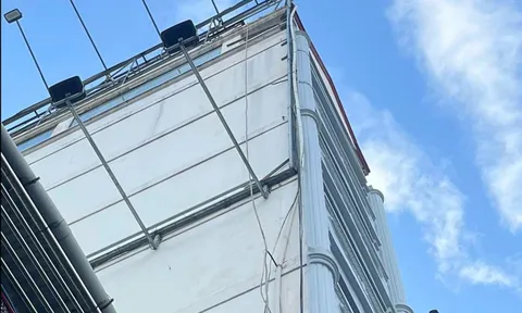 Thợ sơn rơi từ tầng cao xuống đất ở trung tâm TP HCM