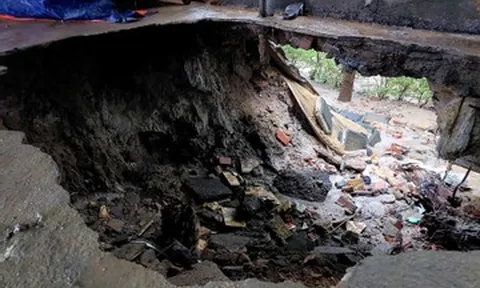 Mưa xối xả gây ngập ở Đà Nẵng, xuất hiện hố sâu cạnh chung cư