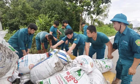 Xã Bà Điểm, TP.HCM khẩn cấp đắp bao cát ngăn triều cường trên đường Đặng Công Bỉnh