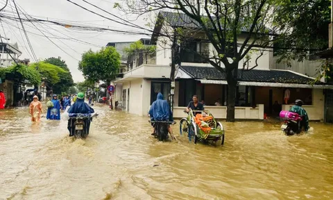 Thành phố Huế: Lụt trở lại, di dời nhiều hộ dân vì nứt đồi