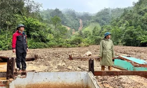 Sạt lở vùi lấp khu dân cư tại Đà Nẵng, hàng chục người kịp thoát nạn