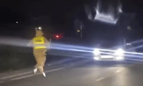 Tài xế ô tô 'né' kiểm tra nồng độ cồn, lùi xe xuống ruộng