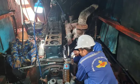 Tàu cá gặp sự cố trên biển, được đưa về đảo Trường Sa khắc phục