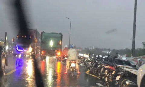 Dân Đà Nẵng đập cửa, gọi nhau đưa ô tô đi tránh lụt lúc rạng sáng