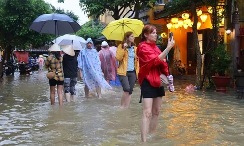 Nước lũ dâng cao ở Hội An, người dân mệt mỏi, du khách lội nước chụp ảnh