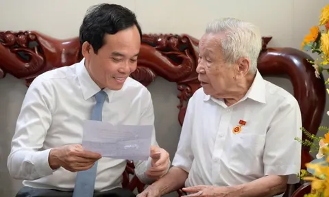 Bí thư Thành ủy TP HCM Trần Lưu Quang trao tặng Huy hiệu 80 năm tuổi Đảng cho đảng viên Tạ Đăng Siêu