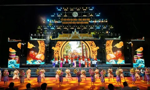 TP Cần Thơ rực rỡ trong đêm khai hội Ok Om Bok – Đua ghe ngo