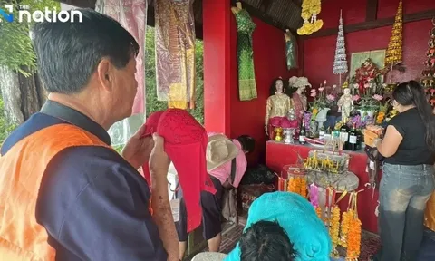 Ngôi đền kỳ lạ ở Thái Lan, người dân tạ lễ bằng áo lót phụ nữ