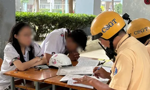 Cảnh sát giao thông TP.HCM kiểm tra bãi xe ở trường học, phát hiện nhiều học sinh vi phạm