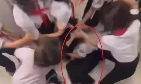 Xôn xao clip nữ sinh bị nhóm bạn vây đánh trong nhà vệ sinh trường học ở TPHCM