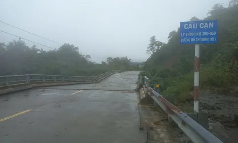 CLIP: Cầu trên đường Hồ Chí Minh bị nghiêng gần 1 m sau đợt mưa kỷ lục