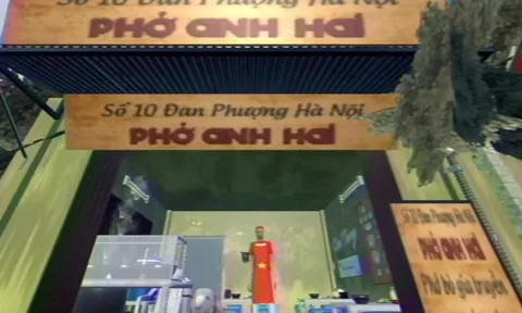 Bên trong quán phở anh Hai