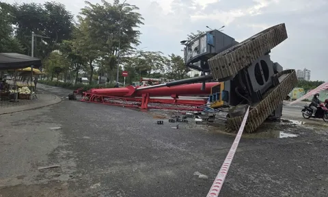 Dây xích bị đứt, xe cần cẩu đổ xuống đường ở TP HCM