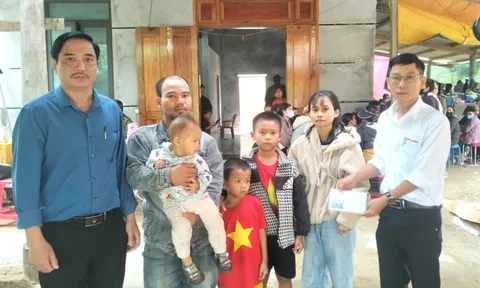 Chương trình "Trái tim miền Trung" trao hỗ trợ gia đình người mẹ trẻ bị lũ cuốn tử vong